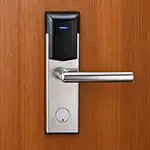 Kunci pintu kamar kost dengan kartu