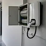 Instalasi charger mobil listrik di garasi rumah