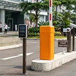 Mesin barrier gate otomatis terpasang di gerbang properti komersial