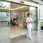 Pintu otomatis hermetic terpasang di pintu masuk klinik modern