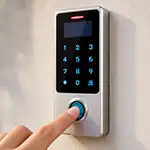 Pembaca sidik jari untuk akses pintu masuk kost