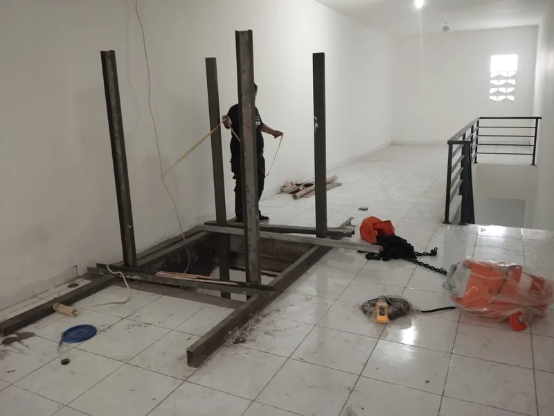 Lift barang baja terpasang di ruko Curug dengan platform dan pintu geser
