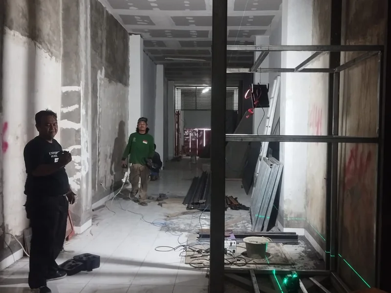 Teknisi Titantek melakukan instalasi dan uji coba lift barang di Curug