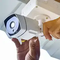 Teknisi Titantek melakukan instalasi CCTV di Medan