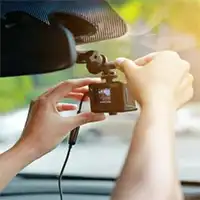 Teknisi Titantek melakukan instalasi dashcam mobil di Deli Serdang