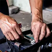 Teknisi Titantek melakukan instalasi GPS tracker mobil di Medan