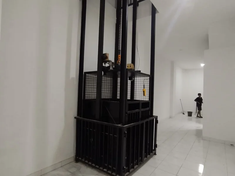Lift barang custom terpasang di ruko grosir Jakarta Utara, tampak full unit dengan guard rail