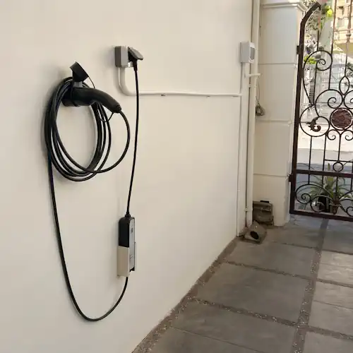 Komponen proteksi dan grounding pada instalasi charger mobil listrik