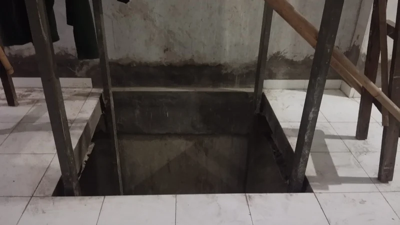 Lift barang untuk gudang logistik berlantai