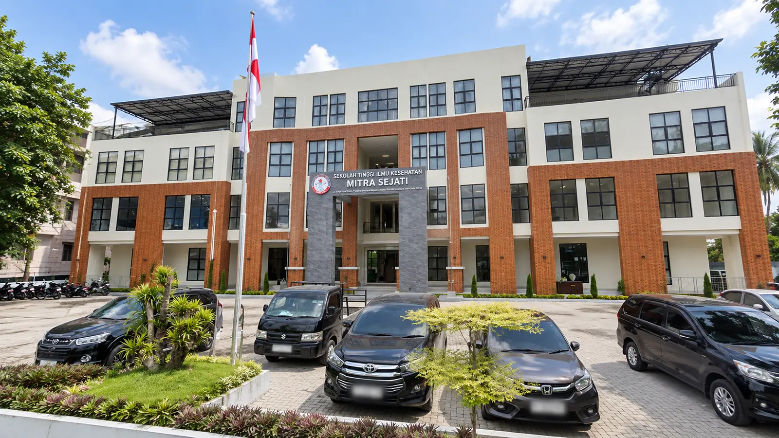 Gedung kampus Sekolah Tinggi Ilmu Kesehatan Mitra Sejati di Medan, lokasi pemasangan kontrol akses lift oleh Titantek