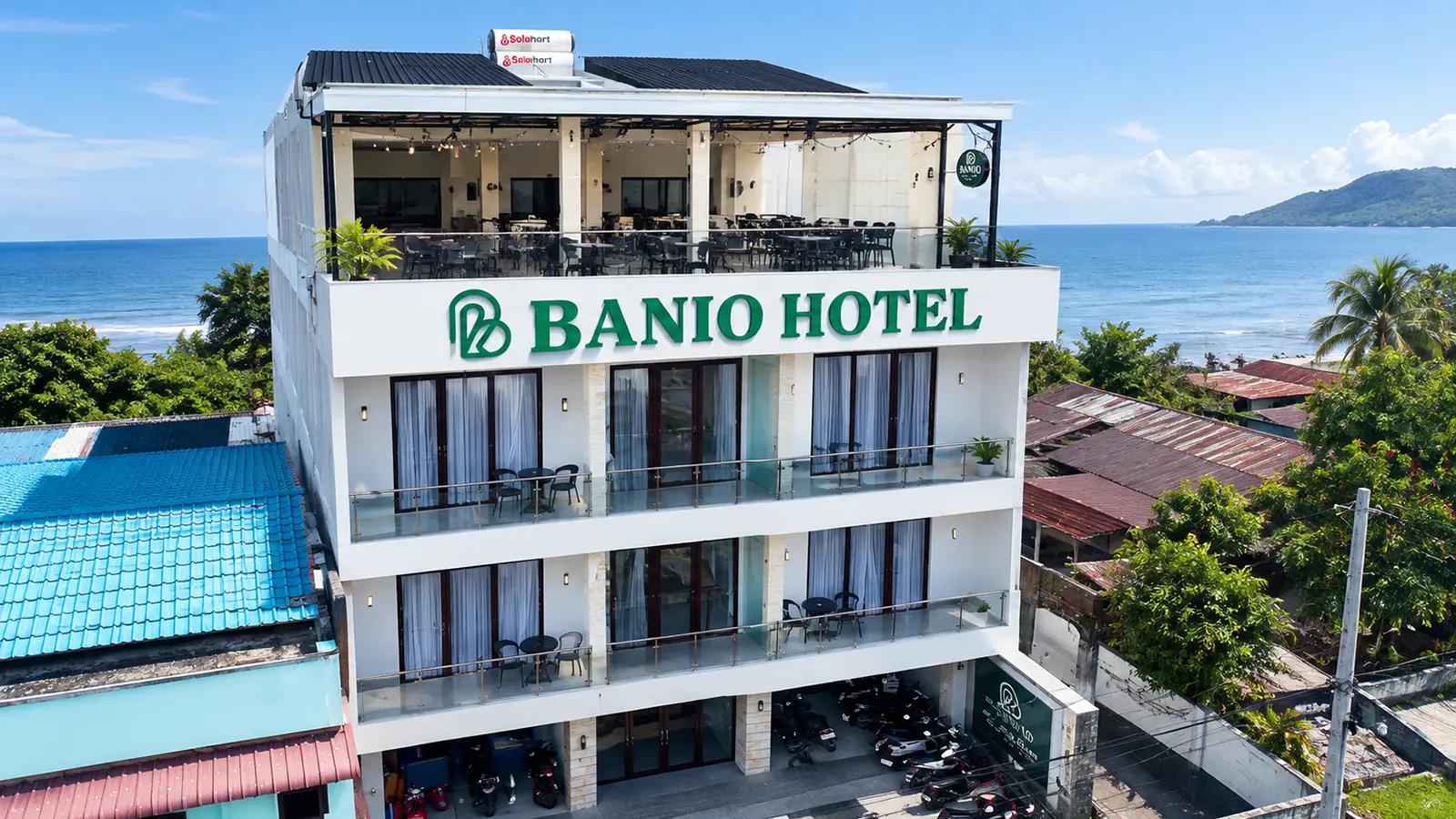 Bangunan Banio Hotel menghadap laut di Gunungsitoli, Pulau Nias, lokasi pemasangan kunci pintu hotel kartu oleh Titantek