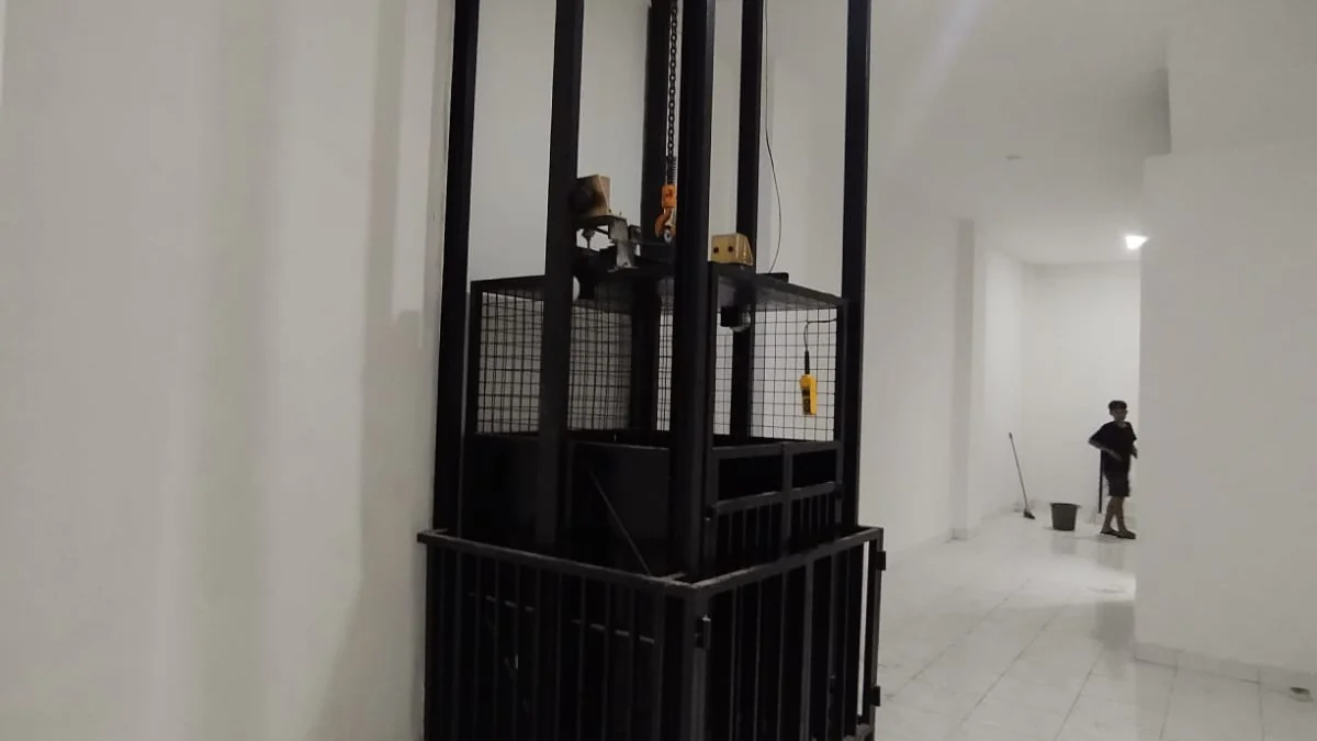 Tampilan utama proyek Instalasi Lift Barang Custom untuk Ruko Grosir Sandal, Jl. Perniagaan Jakarta Utara - Gambar 1