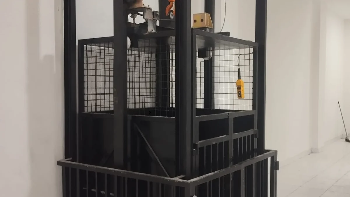 Tampilan utama proyek Instalasi Lift Barang Custom untuk Ruko Grosir Sandal, Jl. Perniagaan Jakarta Utara - Gambar 2