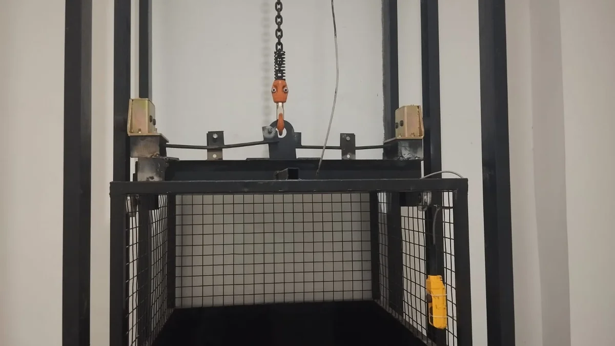 Tampilan utama proyek Instalasi Lift Barang Custom untuk Ruko Grosir Sandal, Jl. Perniagaan Jakarta Utara - Gambar 3